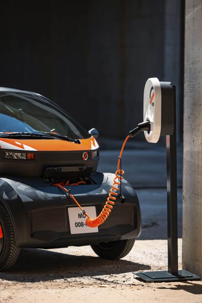 duo et bento mobilize - quadricycle electrique - mondial de l'auto 2024 - photo de la voiture branché a une borne de recharge pour voiture électrique - mondial de l'auto 2024