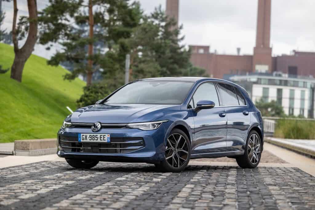 La nouvelle Golf - Volkswagen - photo de la voiture vue de 3/4 face - mondial de l'auto 2024