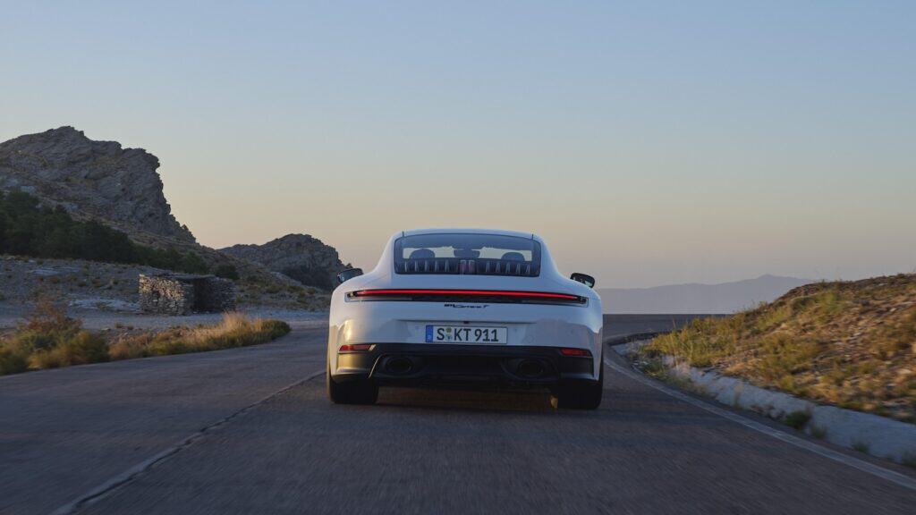 photo de la porsche carrera 911 T coupé - vue arrière - voiture sur toute - mondial de l'auto 2024