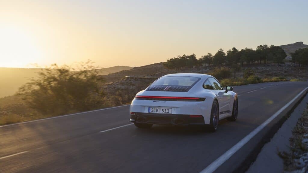 photo de la nouvelle porsche 911 carrera T - photo de la voiture vue d'arrière - mondial de l'auto - porsche 2024