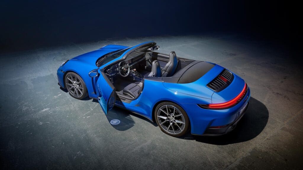 photo de la nouvelle porsche 911 carrera T - version bleu gentiane cabriolet - mondial de l'auto 2026