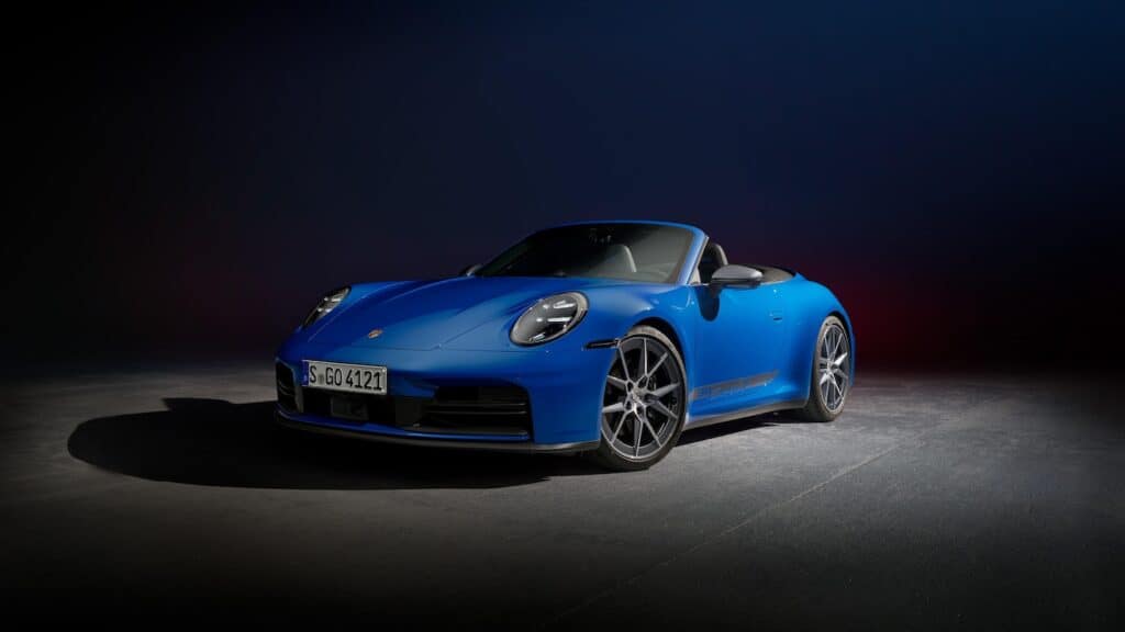 nouvelle porsche 911 - bleu gentiane - version cabriolet - photo de la voiture vue de face 3/4 - mondial de l'auto 2026