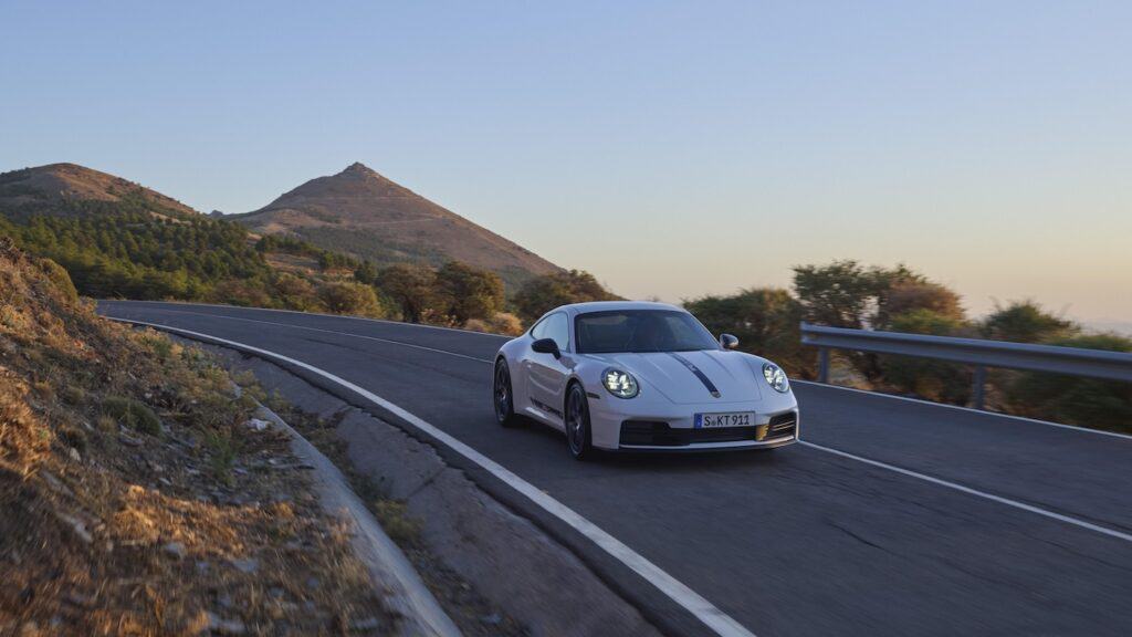 photo de la voiture vue de 3/4 sur route - porsche 2024 - photo de la voiture sur route 