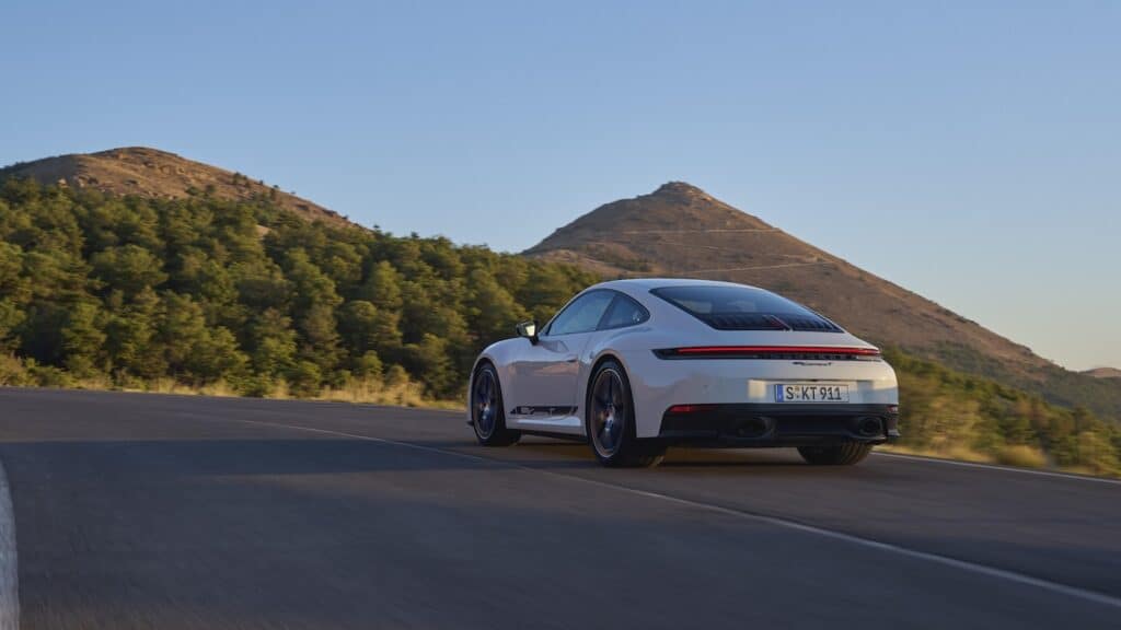 photo de la nouvelle porsche 911 carrera T coupé - photo de la voiture vue arrière - mondial de l'auto 2024