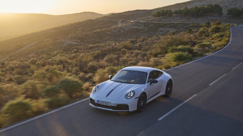 nouvelle porsche 911 carrera T coupé - photpo de la voiture vue de 3/4 en hauteur - photo sur toute - mondial de l'auto - 2024