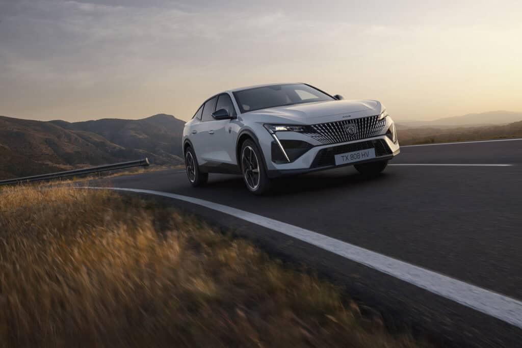 Peugeot E-408 - photo de la voiture sur route vue de face - mondial de l'auto 2024