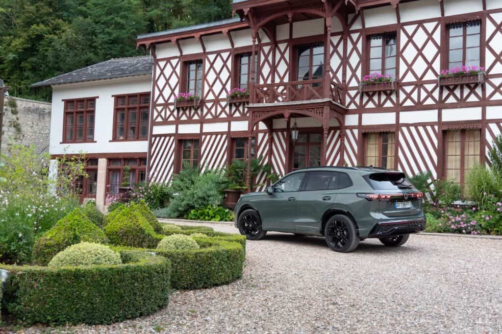 photo du Tiguan Volkswagen 2024 - photo de la voiture vue de coté - mondial de l'auto 2024