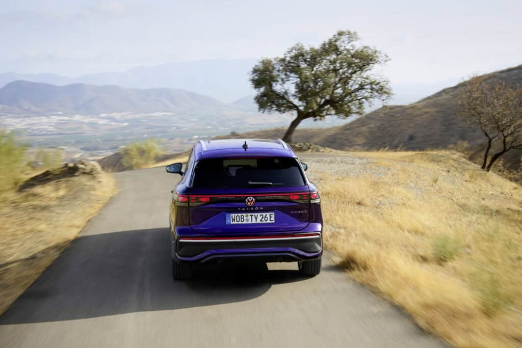 volkswagen tayron - nouveau volkswagen - mondial de l'auto 2024 - photo de la voiture de arrière off road en situation de conduite