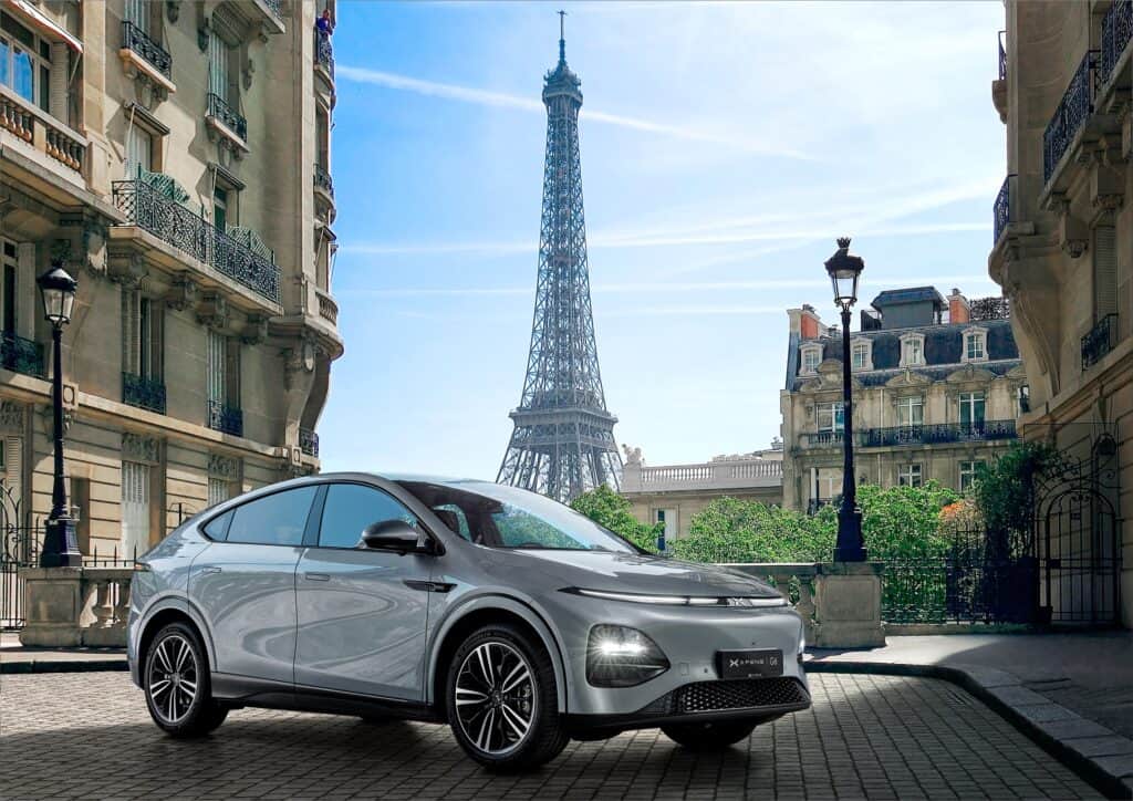 XPENG - mondial de l'auto 2024 - photo de voiture avec vue sur la Tour Eiffel 