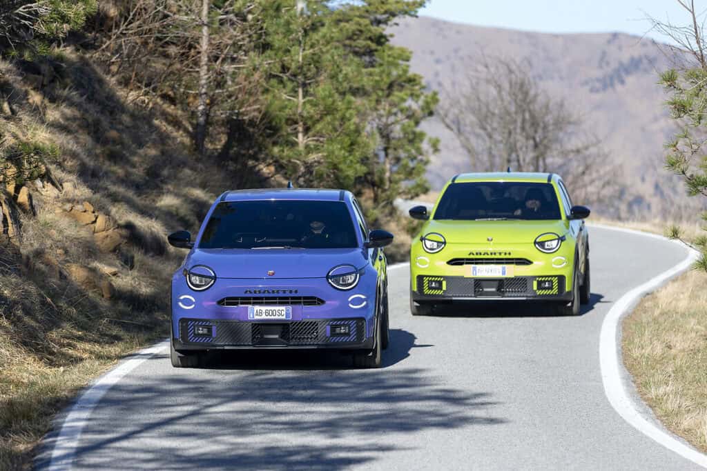 abarth 600e - mondial de l'auto 2026 - photo des voitures vue de face sur route 