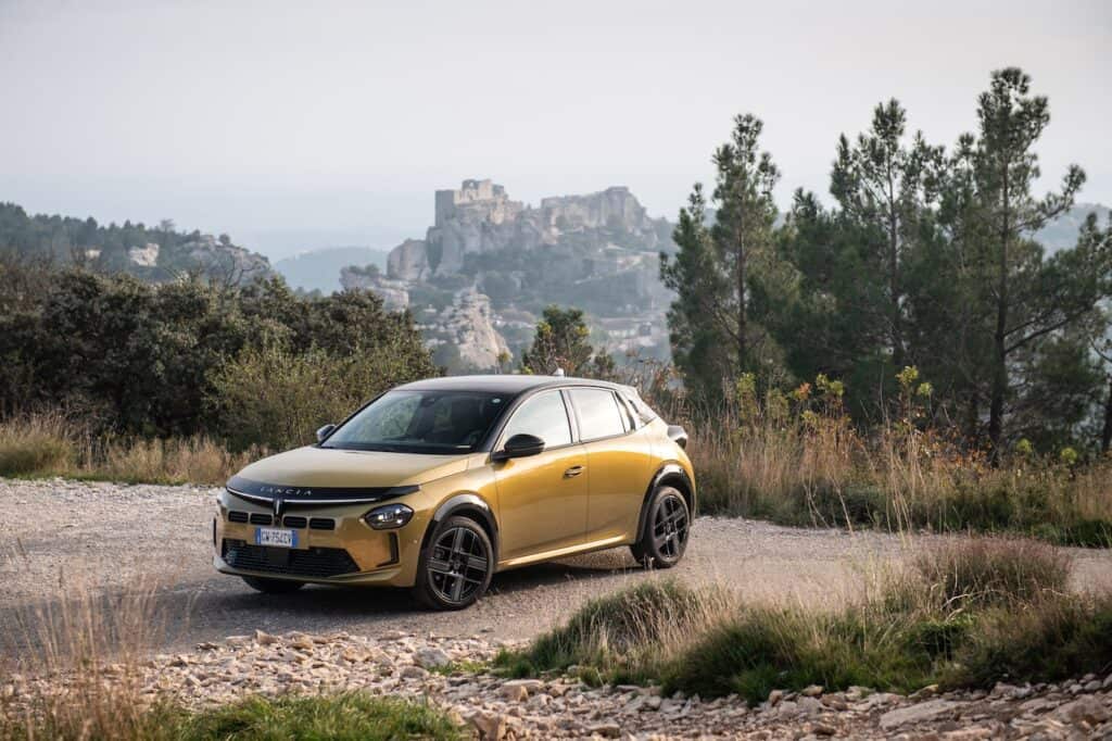 essai France 2024 Lancia Ypsilon Mondial de l'Auto de trois quart avant sur route de provence