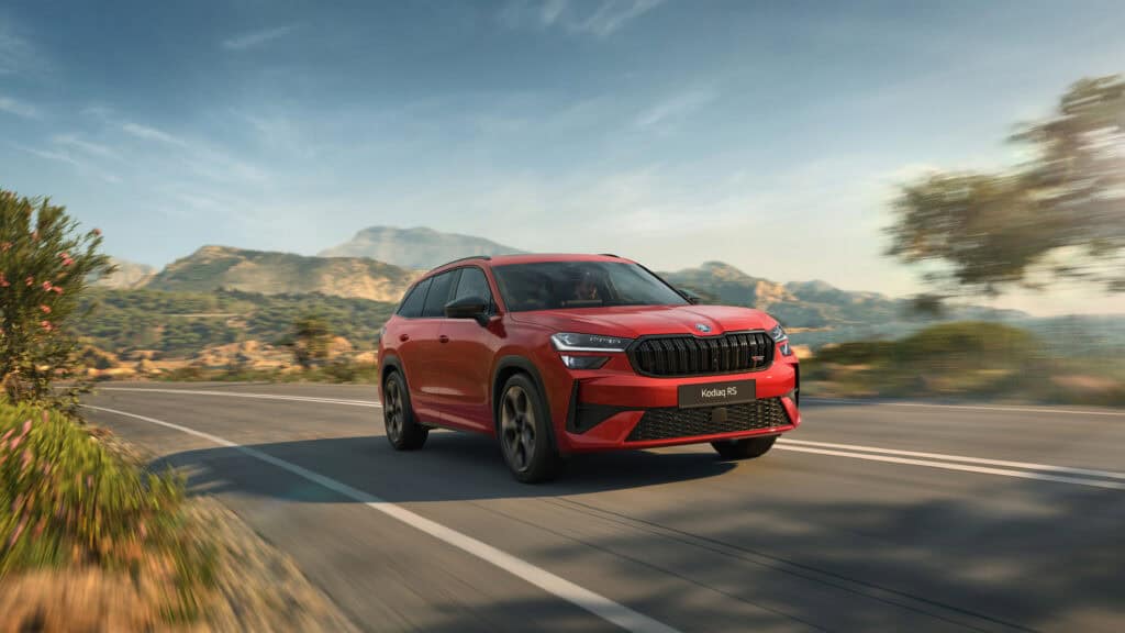 photo de la nouvelle skoda kodiaq RS - photo de la voiture sur route de 3/4 face - mondial de l'auto 2026