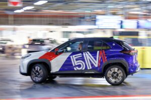 photo de la voiture vue de coté - toyota yaris cross - mondial de l'auto 2026 Toyota Motor Manufacturing France