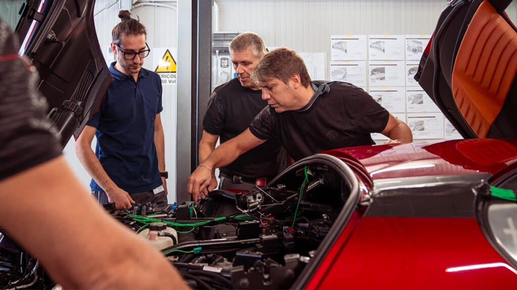 photo d'ingenieurs avec la voiture ouverte - mondial de l'auto 2026