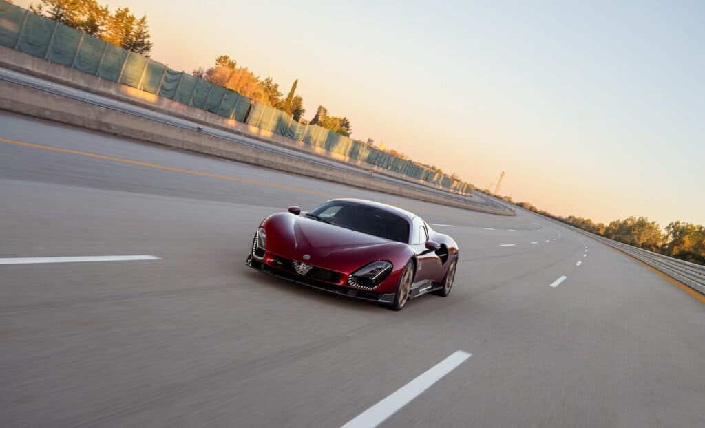 Photo de la voiture sur piste - vue de face - mondial de l'auto 2026