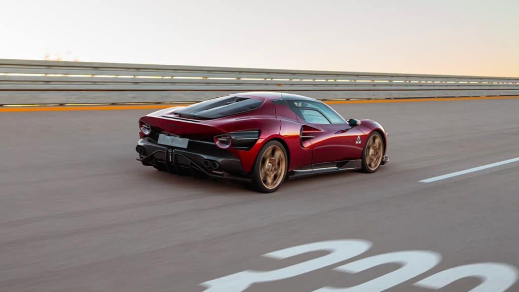 photo alfa romeo 33 stradale - essai sur circuit - mondial de l'auto 2026