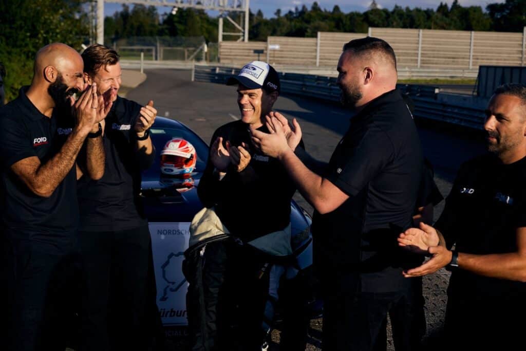 la joie des équipes après le chrono sur le circuit du Nürburgring Nordschleife record temps chrono - mondial de l'auto 2026