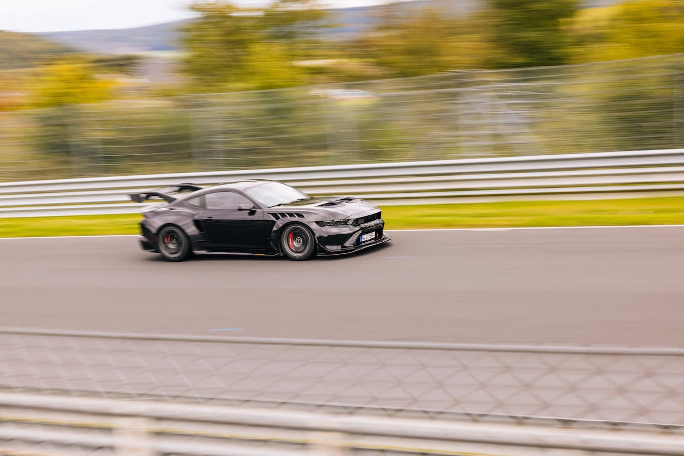 ford mustang gtd (2025) vue de coté sur le circuit du Nürburgring Nordschleife record temps chrono - mondial de l'auto 2026