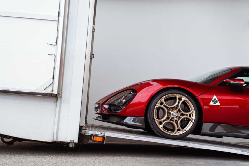 alfa romeo 33 stradale - livraison - mondial de l'auto 2026 - photo de la voiture vue de coté - camion livraison 