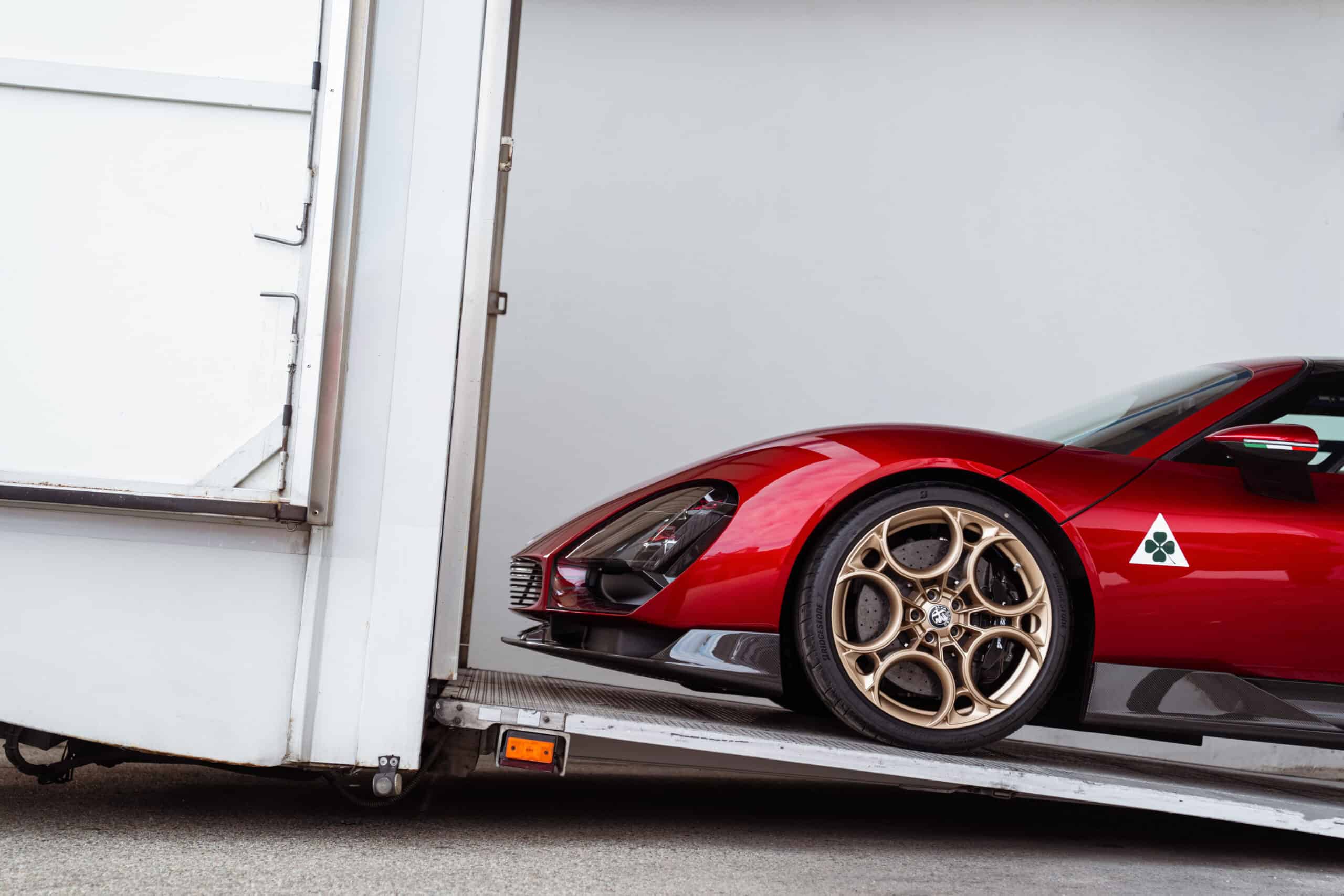 alfa romeo 33 stradale - livraison - mondial de l'auto 2026 - photo de la voiture vue de coté - camion livraison