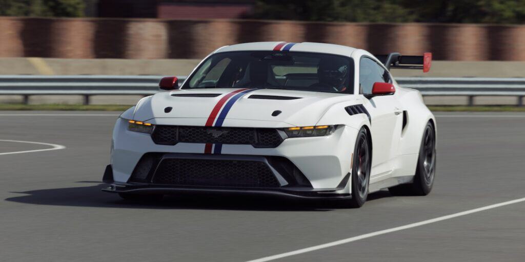 2025-ford-Mustang-GTD-Spirit-of-America-vue-de-profil-sur-circuit-mondial-de-l-auto-2026