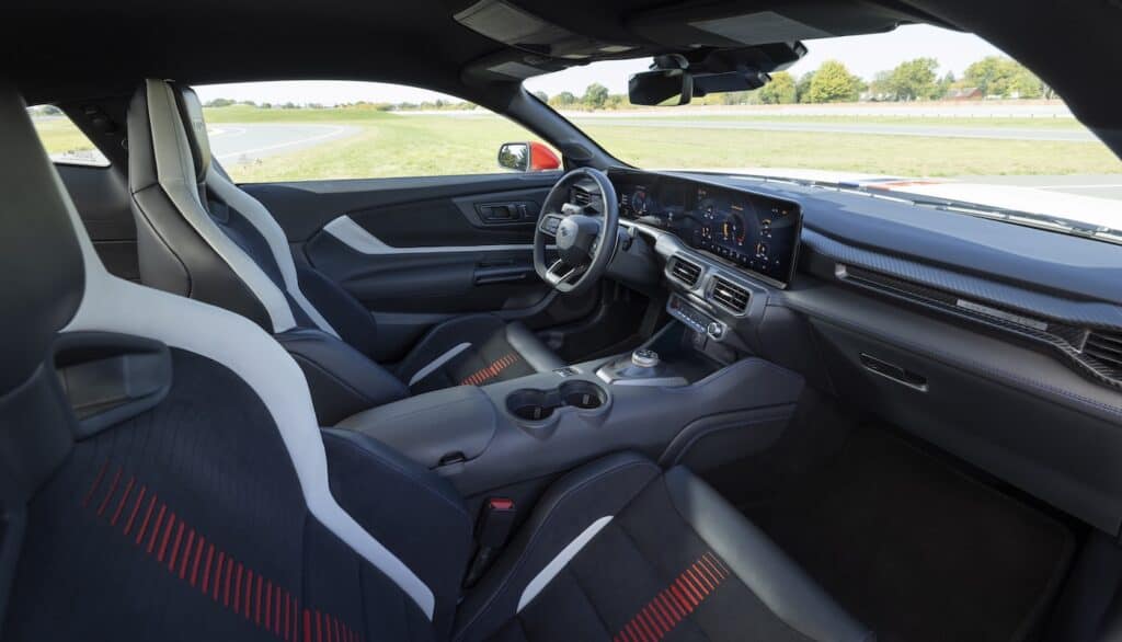 2025-ford-Mustang-GTD-Spirit-of-America-vue-interieure-tableau-de-bord-volant-mondial-de-l-auto-2026