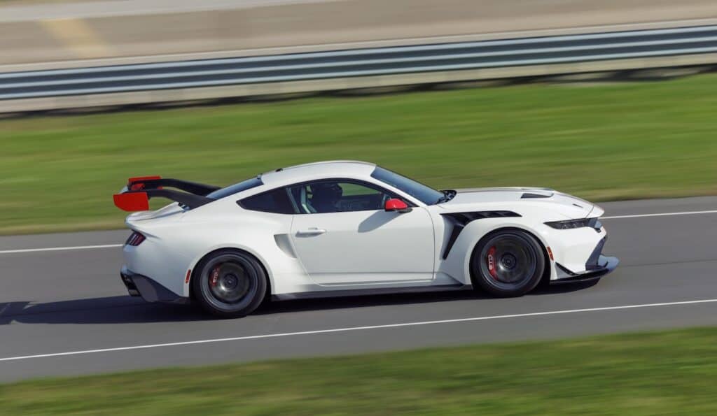 2025-ford-Mustang-GTD-Spirit-of-America-vue-sur-circuit-mondial-de-l-auto-2026