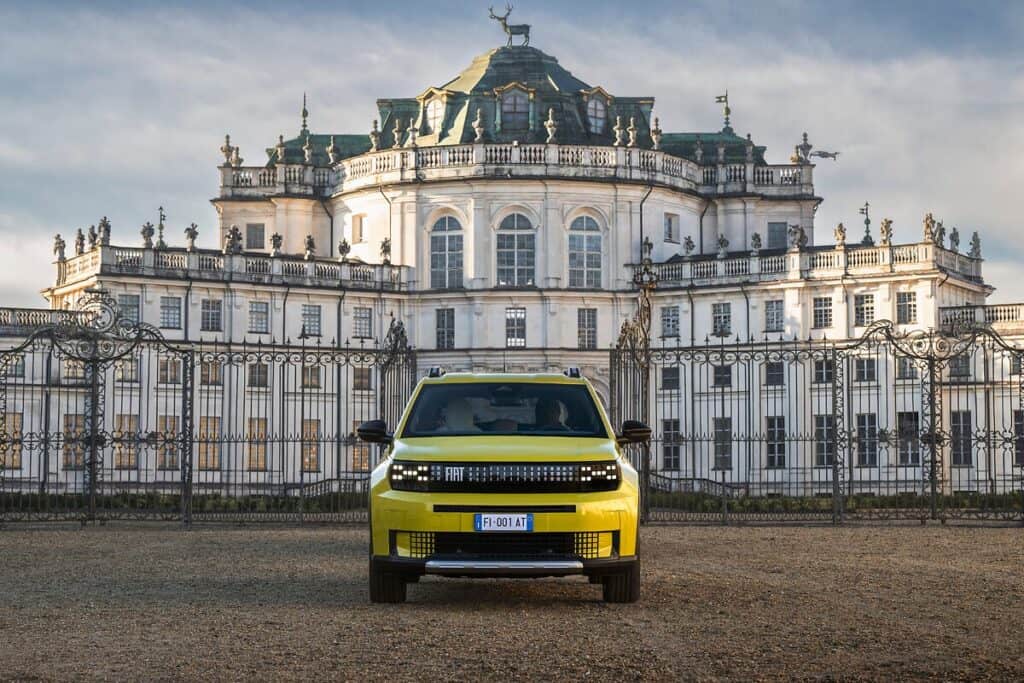 top nouvelles voitures 2025 photo de la fiat grande panda 2026 - plan statique de la voiture vue de face - mondial de l'auto 2026