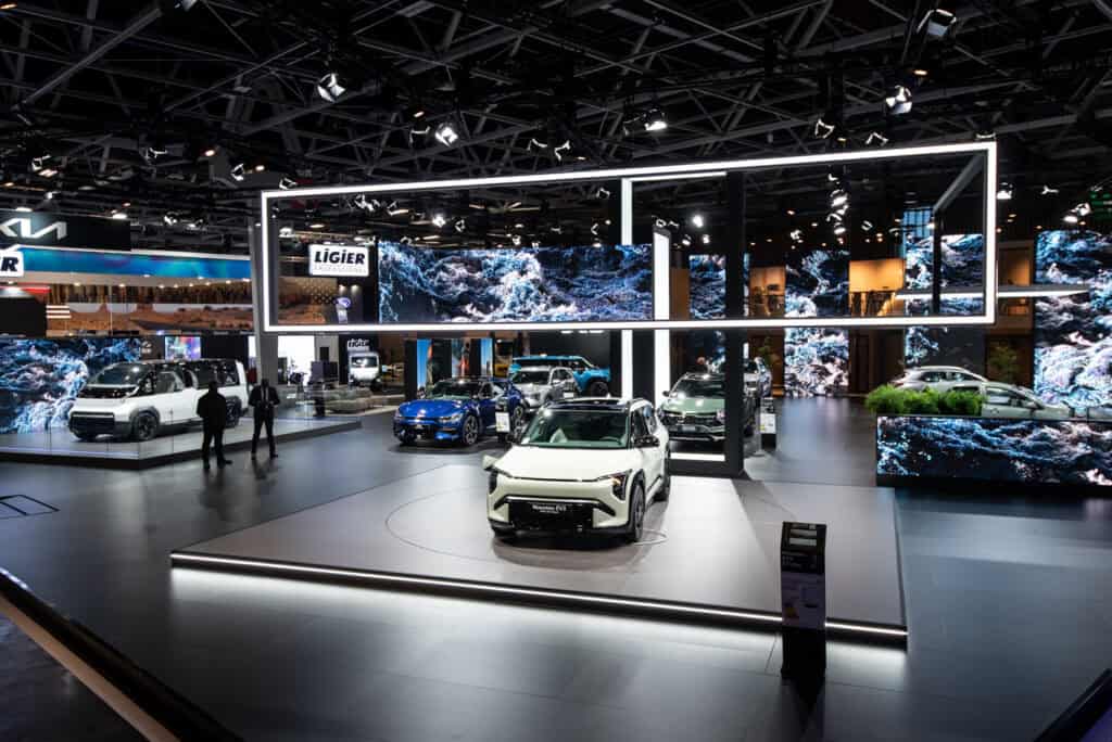 Initiatives-ecologiques-durabilité-et-reemploi-des-materiaux-le-Mondial-de-lAuto-2024-un-evenement-qui-se-veut-durable stand kia mondial de l'auto 2024 2026