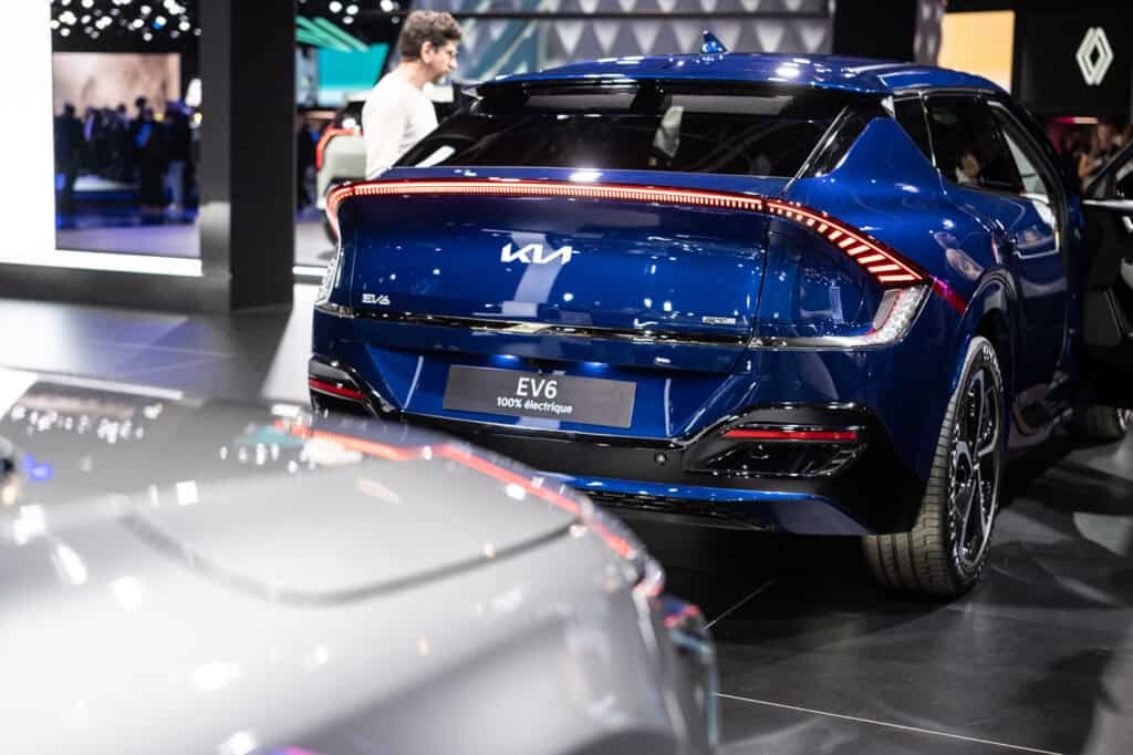 Initiatives-ecologiques-et-reemploi-des-materiaux-le-Mondial-de-lAuto-2024-un-evenement-qui-se-veut-durable-kia ev6 mondial de l'auto 2024 2026