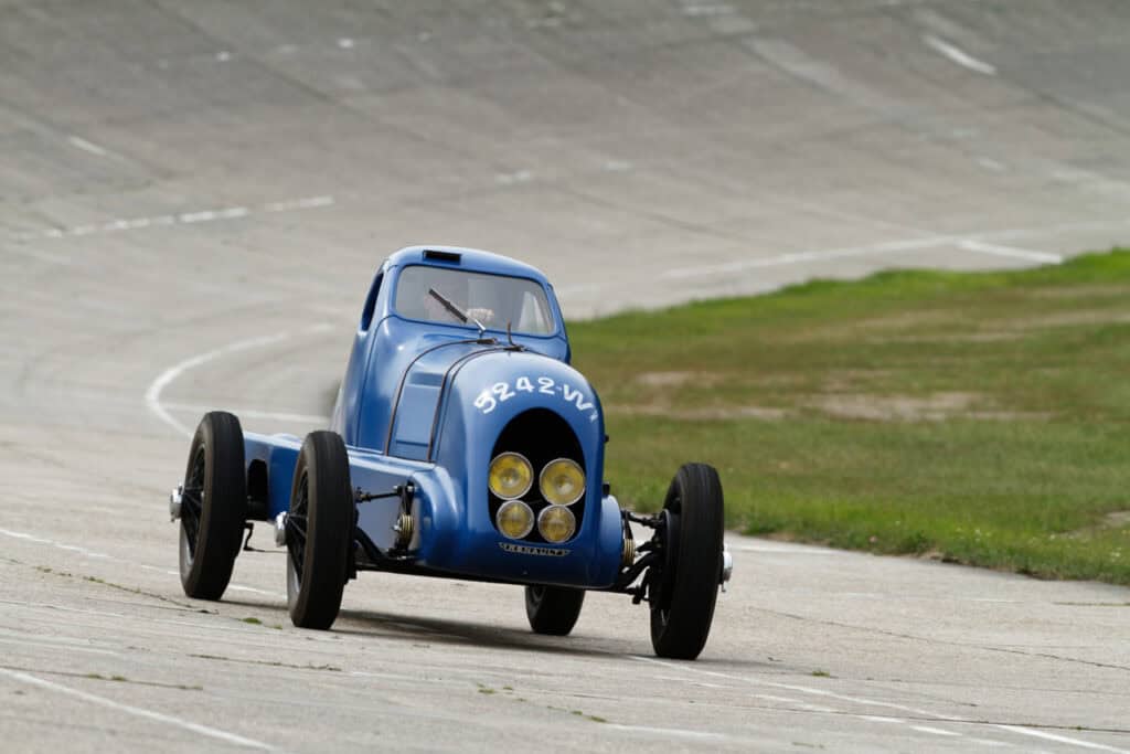 photo de la renault 40 CV sur circuit - vue de face - mondial de l'auto 2026