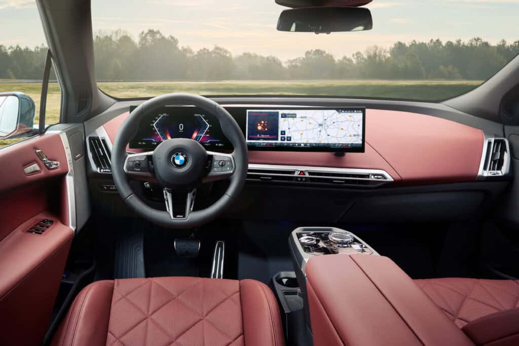 BMW 2025- photo de l'interieur de la voiture - vue du siege conducteur - plan statique vue d'arrière - mondial de l'auto 2026