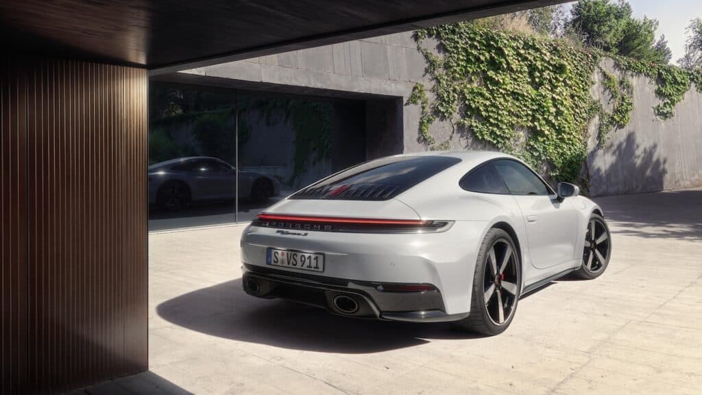 photo de la voiture plan statique - vue d'arrière - nouveauté - porsche 911 carrera S 2025 992.2 - mondial de l'auto 2026