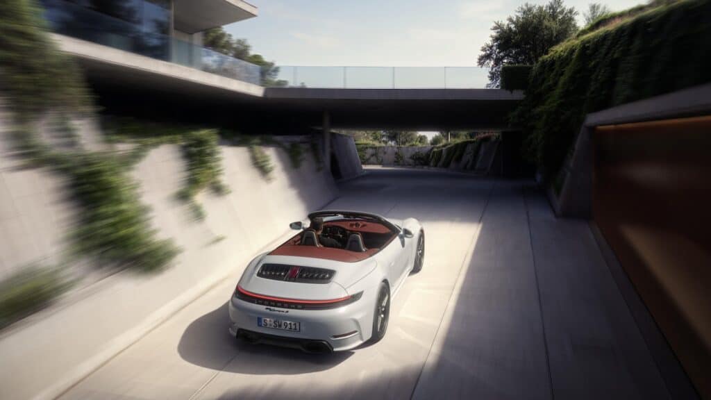 version cabriolet - nouvelle porsche 911 - nouveautés automobile 2025 - mondial de l'auto 2026 - plan statique de la voiture, vue arrière