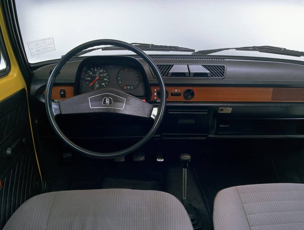 photo de l'interieur de la vw polo 1975 - 50 ans 2025 - mondial de l'auto 2026