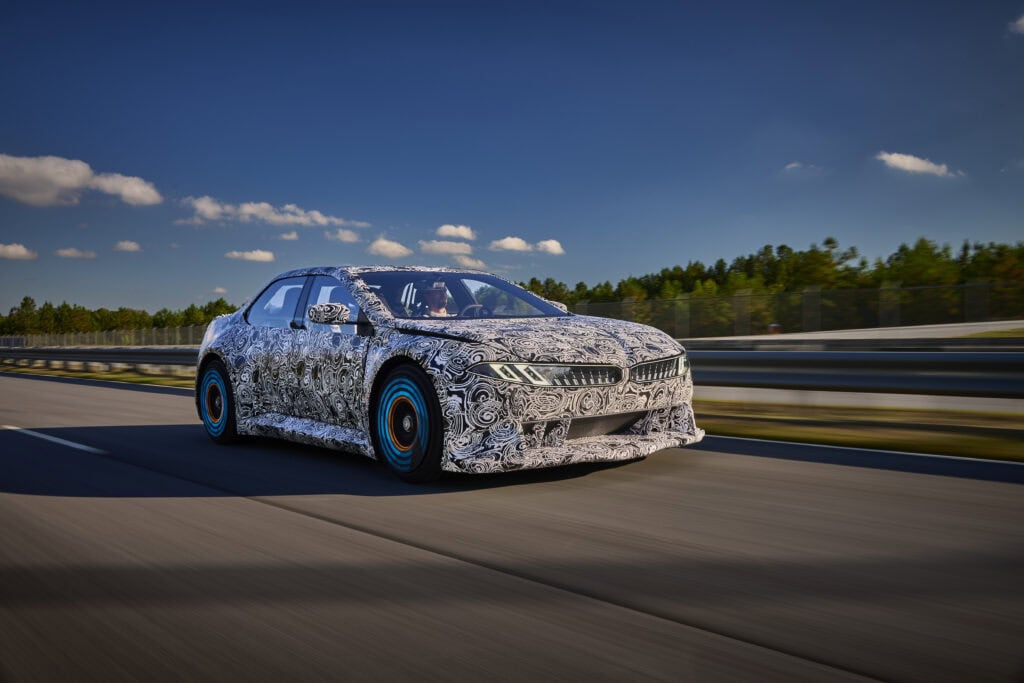 photo de la voiture - essai BMW - plan sur toute - voiture vue de 3/4 face avant - mondial de l'auto 2026