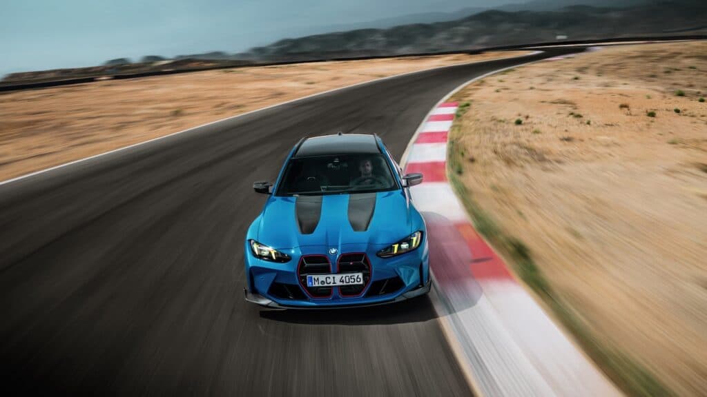 bmw m3 cs touring 2025 G81 - photo de la voiture de face sur circuit - mondial de l'auto 2026