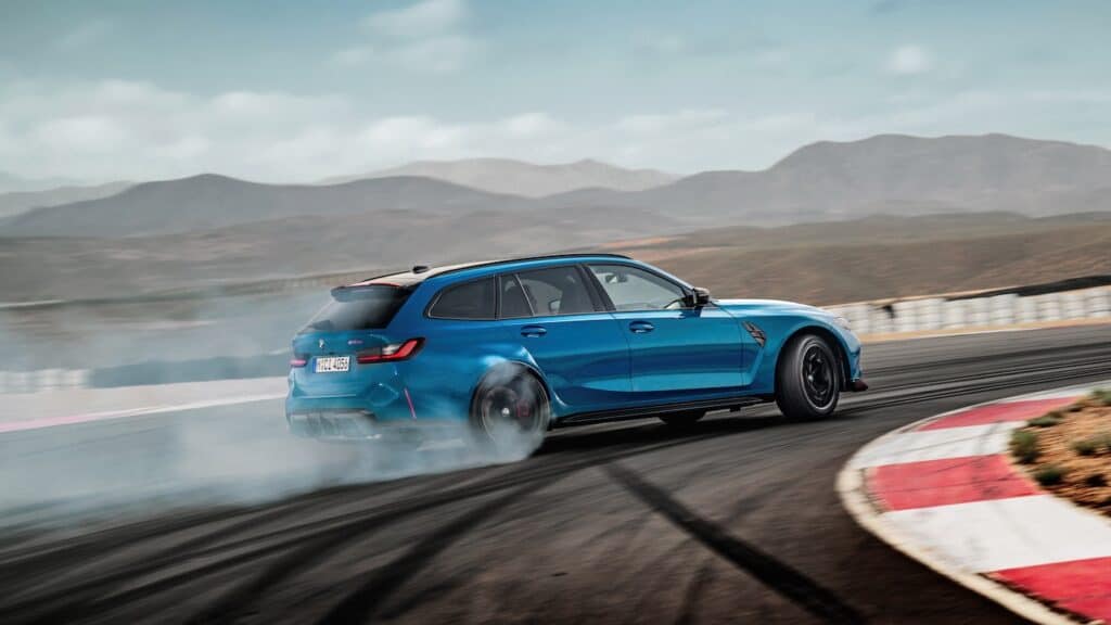 photo de la voiture sur route - drift sur circuit - bmw m3 cs touring 2025 G81 - mondial de l'auto 2026