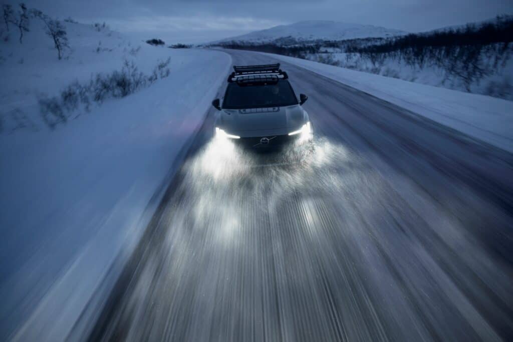 Volvo EX30 Cross Country – profitant de l'hiver sur route glacée