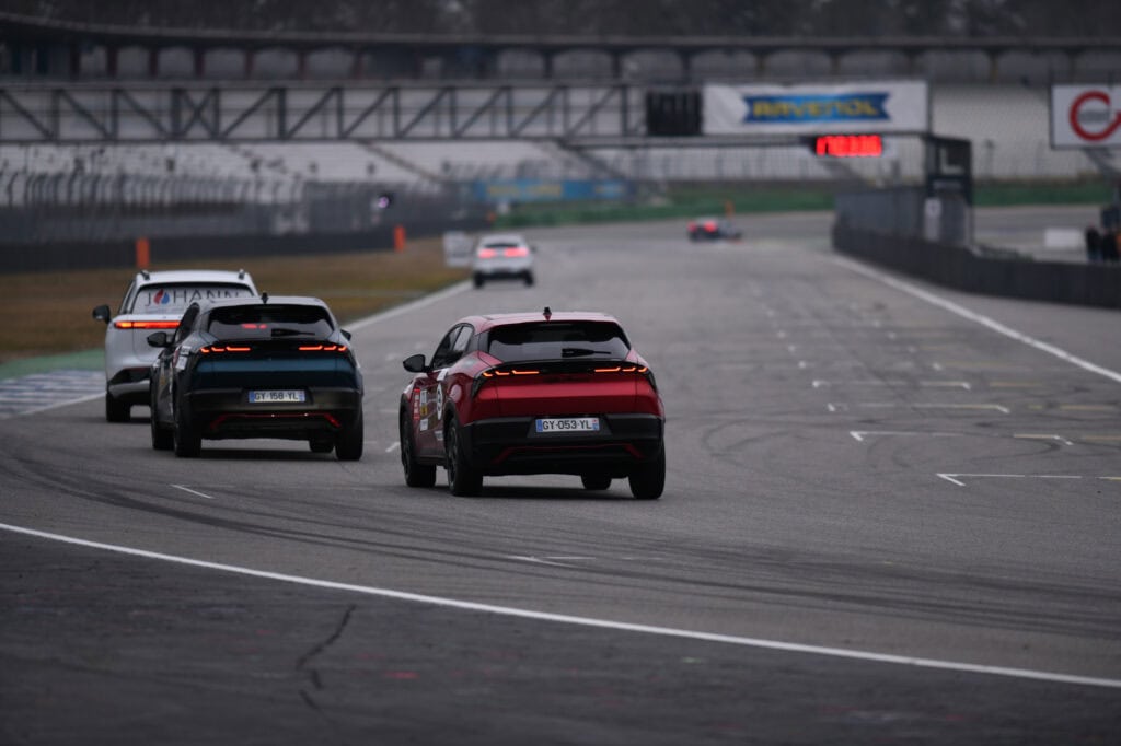 photo des voitures vue de dos sur route - alfa romeo 2025 - hockenheim - mondial de l auto 2026