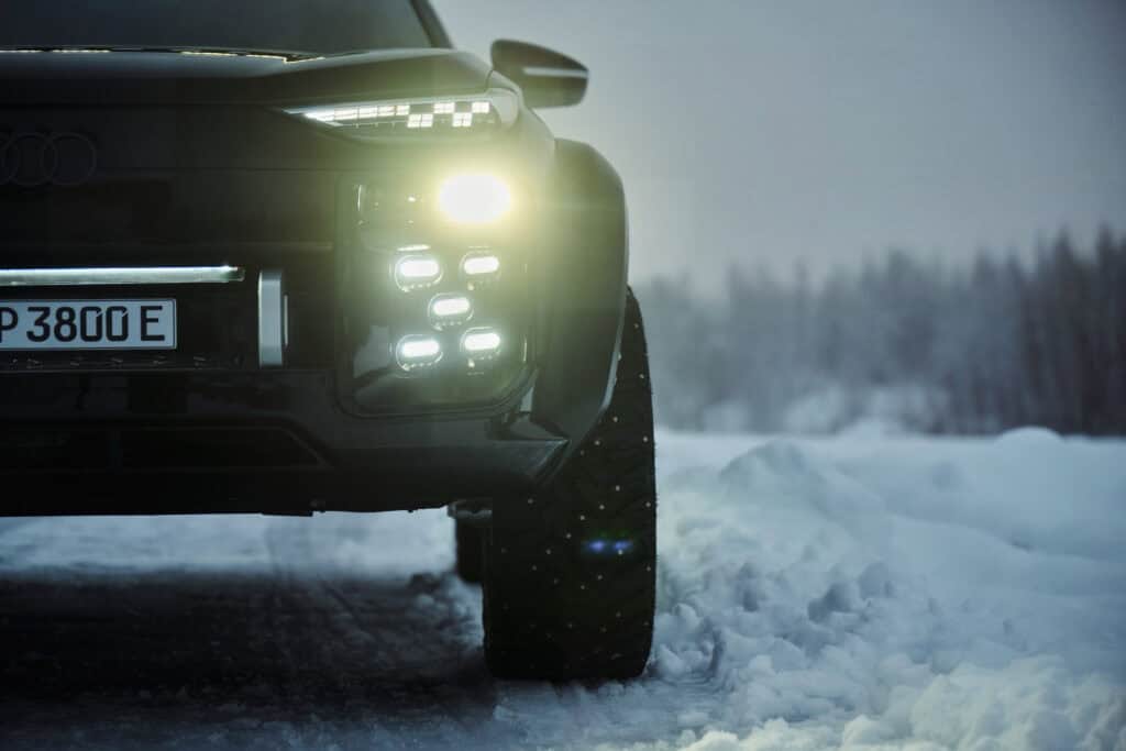 photo de la voiture plan statique de face - zoom sur le feu gauche allumé - nouvelle audi off road concept - mondial de l'auto 2026