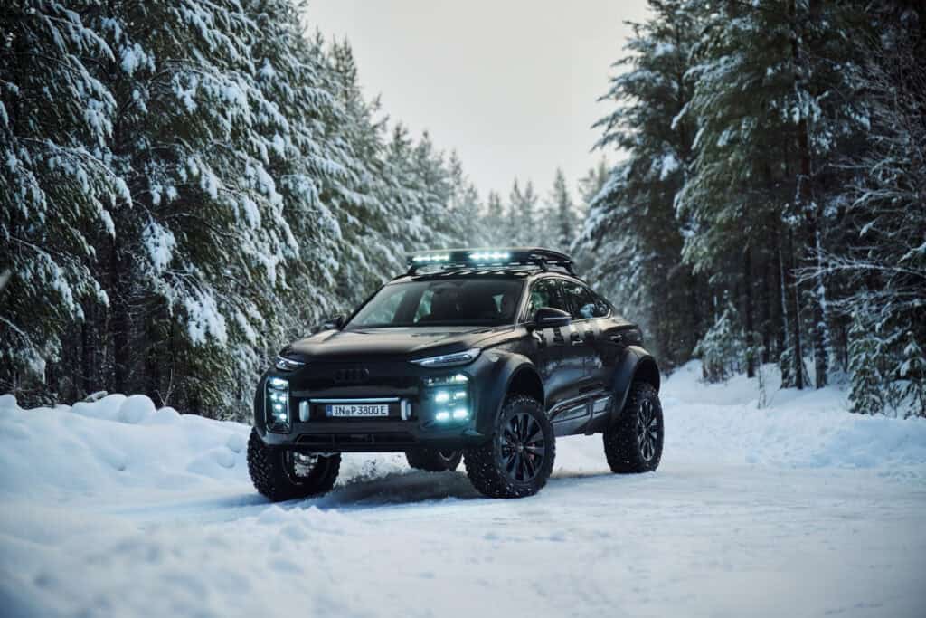 photo de Audi Q6 E-tron off-road concept - plan statique vue de face - mondial de l'auto 2026