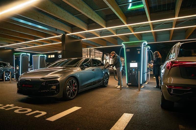 photo d'un homme entrain de charger sa voiture - plan fixe vue de face - de dos, femme entrain de charger sa voiture - mondial de l'auto 2026 - station de recharge audi