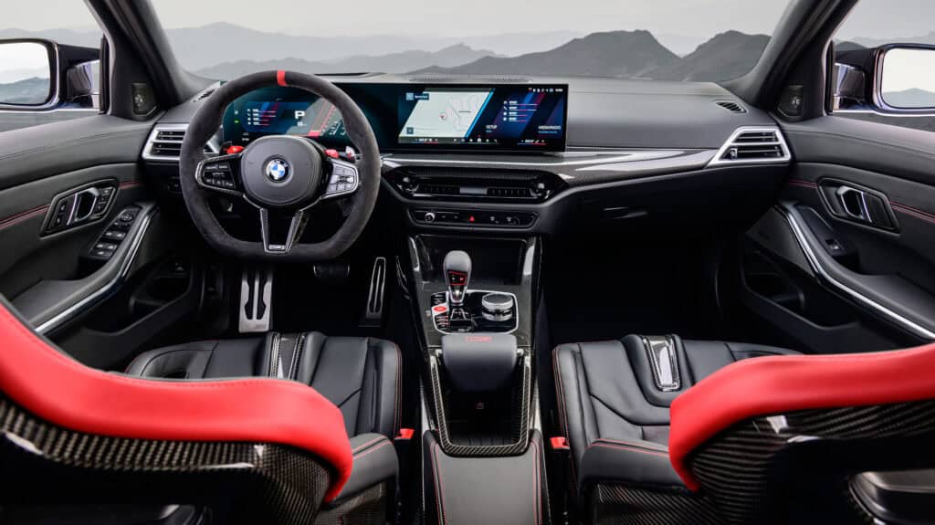 photo de l'interieur de la BMW M3 CS Touring 2025 G81 - cockpit plan fixe - mondial de l'auto 2026