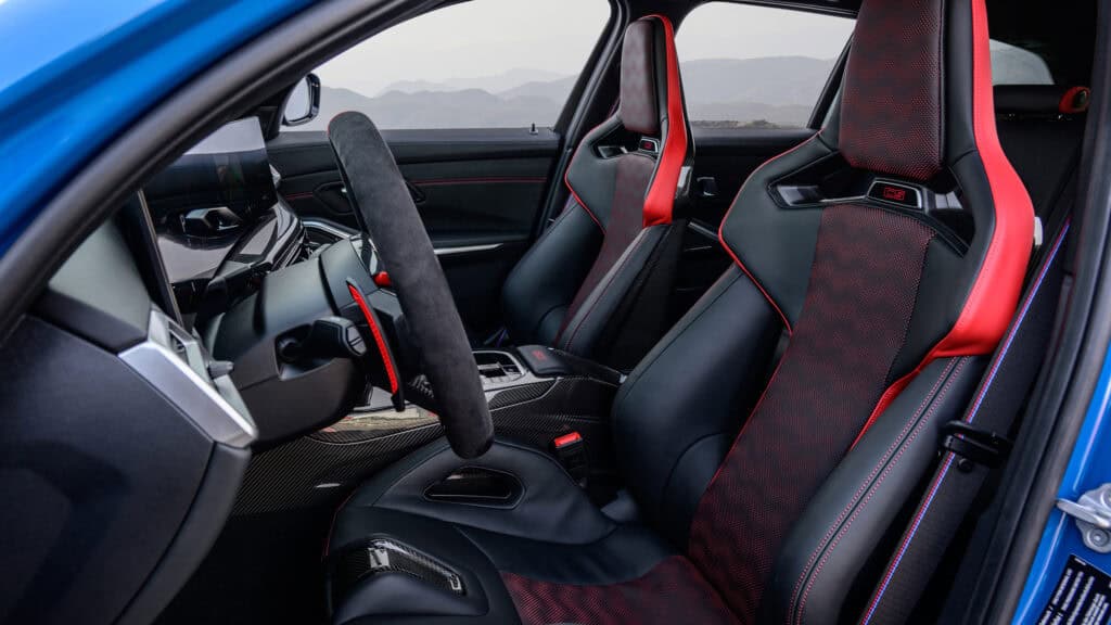 photo de l'interieur de la  BMW M3 CS Touring 2025 G81 - cockpit - vue des sieges - mondial de l'auto 2026