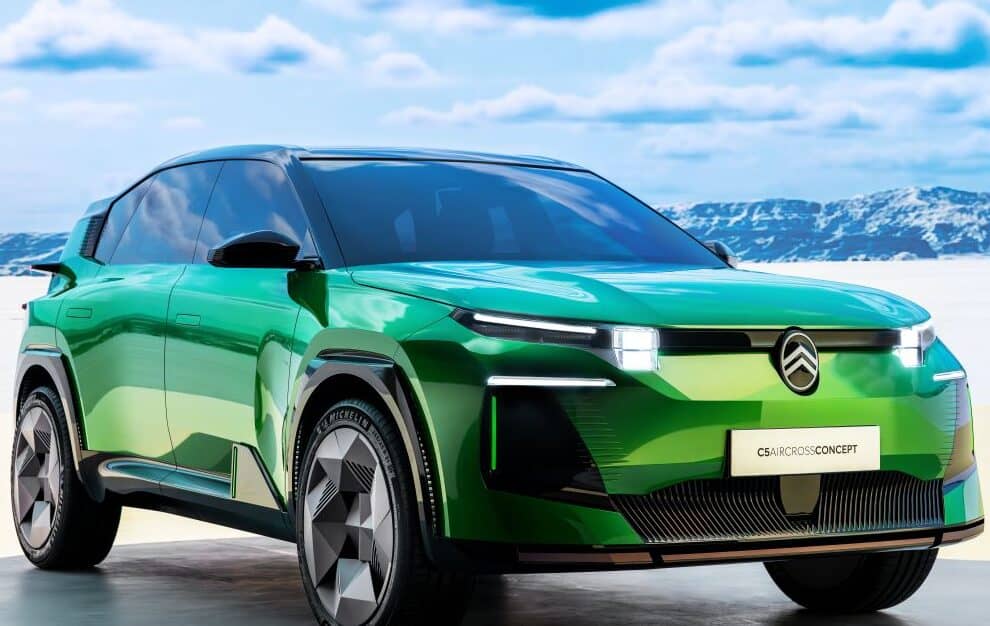 photo de la voiture vue de face - plan statique - mondial de l'auto 2025 - citroen c5 aircross concept