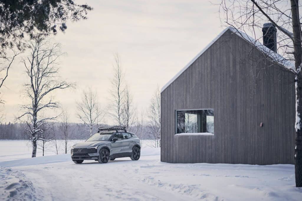 volvo ex 30 cross country - photo de la voiture plan statique - vue de 3/4 coté près d'un chalet - mondial de l'auto 2026