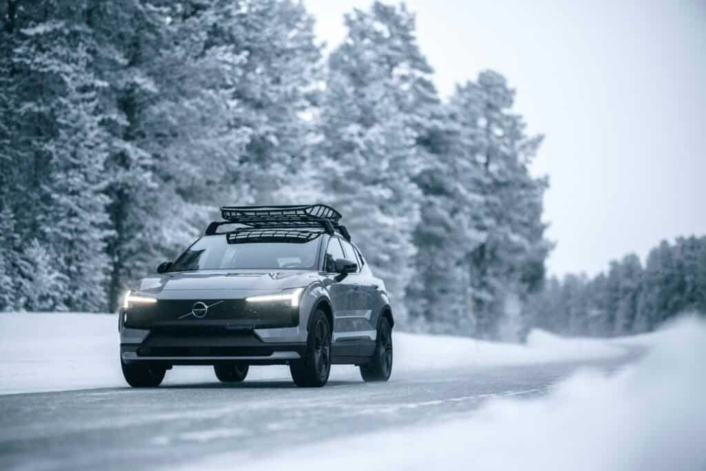 photo de la voiture volvo ex 30 cross country sur route - plan de 3/4 face avant - mondial de l'auto 2026