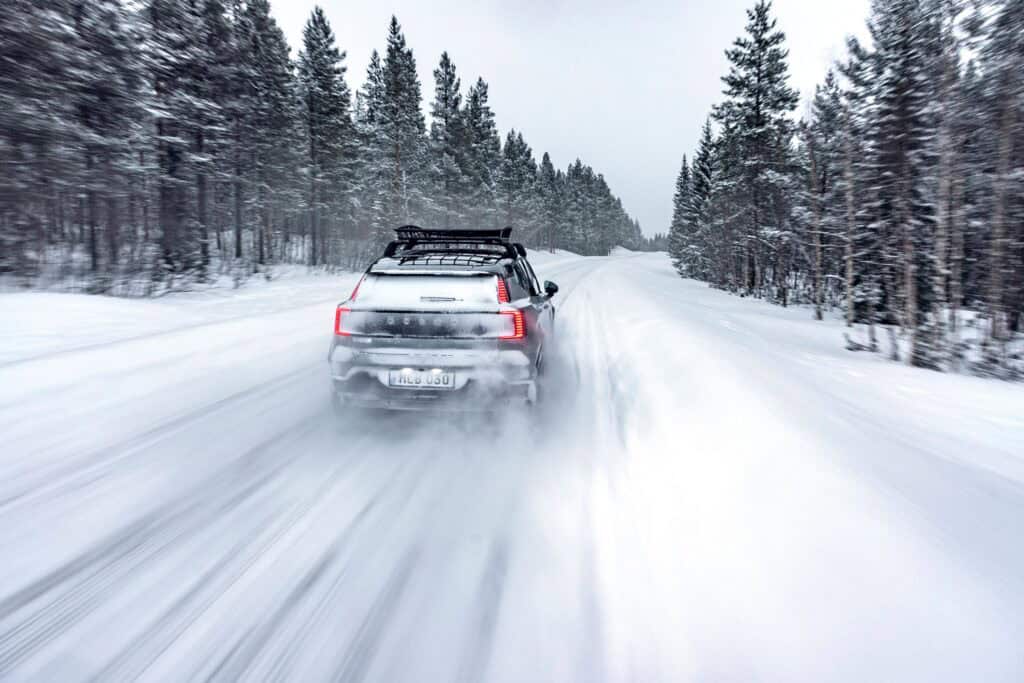 volvo ex 30 cross country - photo de la voiture plan sur route - vue arrière - mondial de l'auto 2026