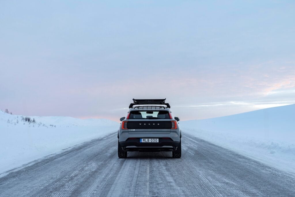 photo de la voiture sur une route glacée d'hiver - mondial de l'auto 2026